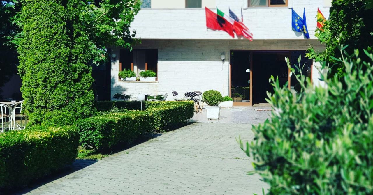Hotel Ambasador Garden Lezhë المظهر الخارجي الصورة